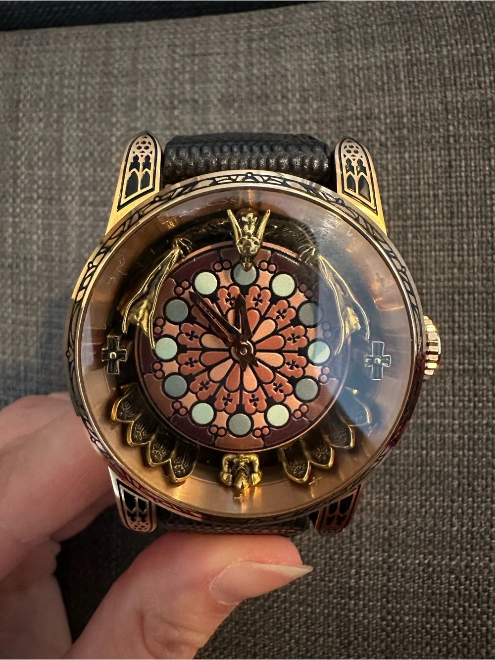 Bard’s whisper / Ornate Gold and Black Smartwatch with Decorative Dial